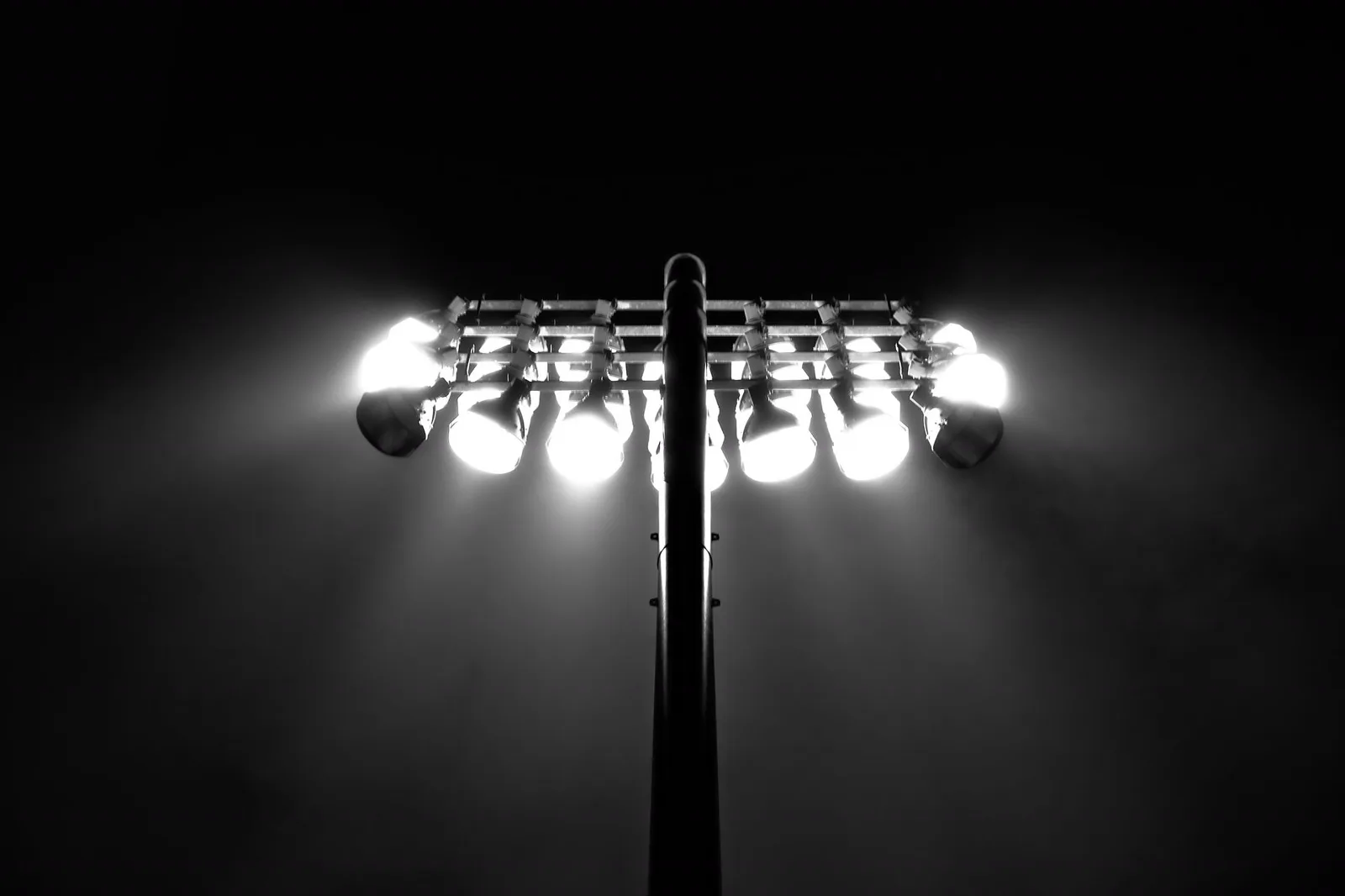 Jupitery stadionowe nocą w czerni i bieli — motyw przewodni identyfikacji